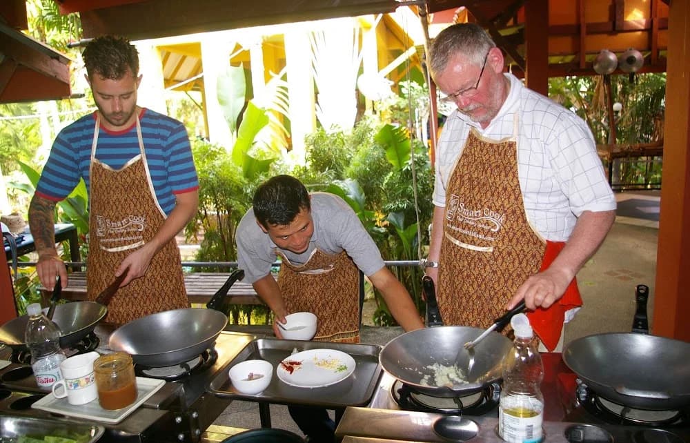 끄라비 아오낭 Smart Cook 수업에서 직접 요리하는 참가자