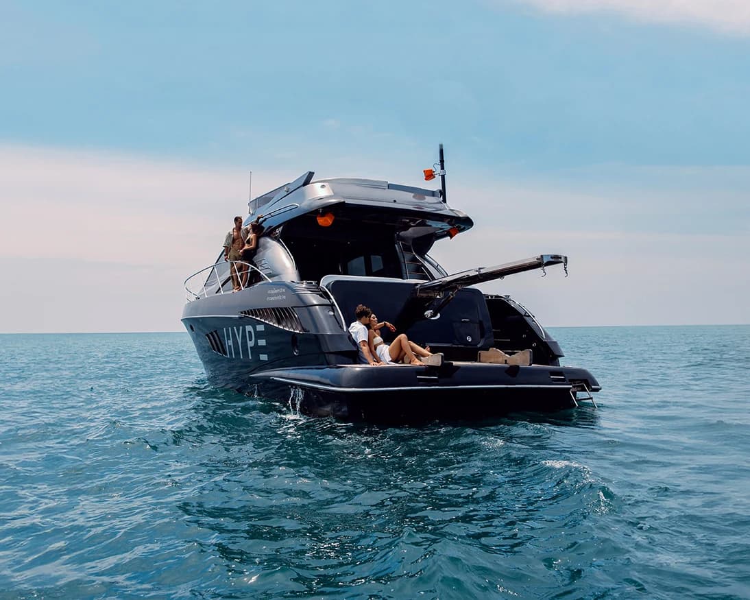 푸켓 HYPE Yacht의 실제 선박과 바다