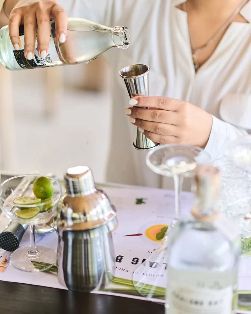 찰롱 The Distillery Phuket의 칵테일 워크숍 준비 모습