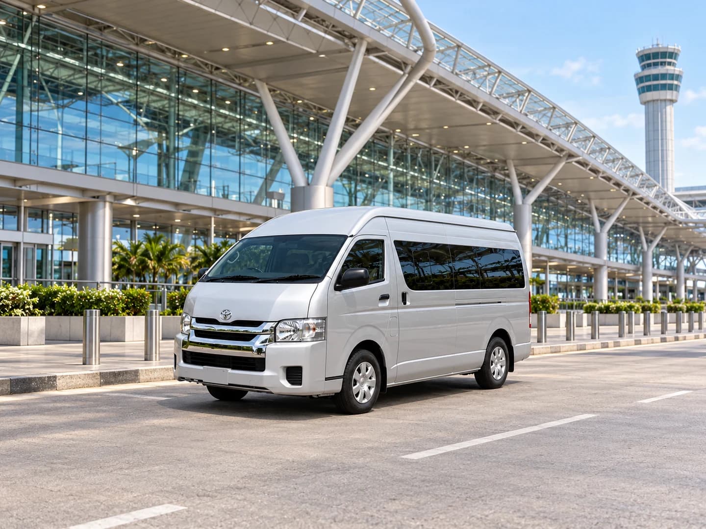 공항 배경에 차량 전체를 작게 배치한 도요타 커뮤터 구성 참고 이미지
