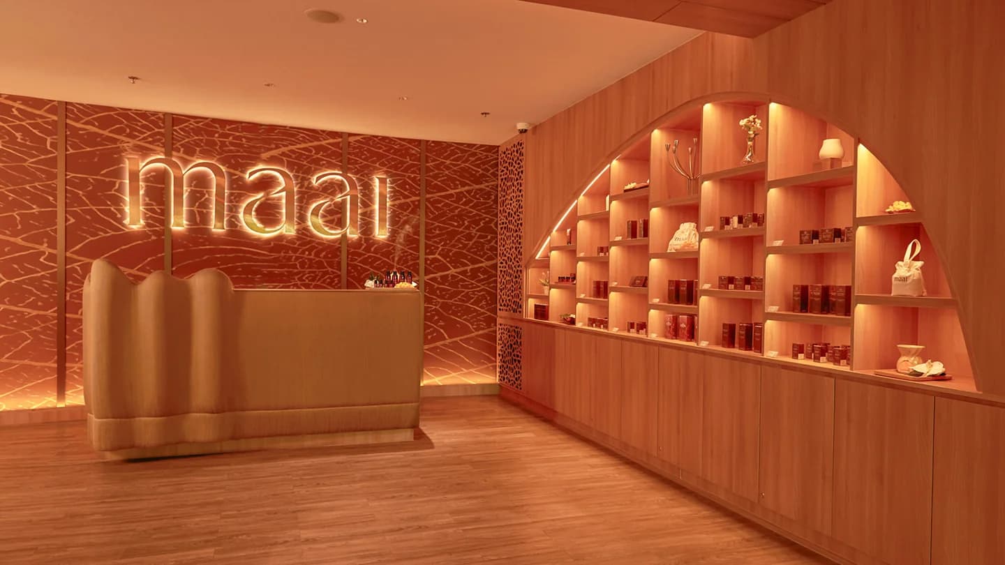아마리 파타야 maai Spa 리셉션의 안내 데스크와 조명이 보이는 운영사 사진