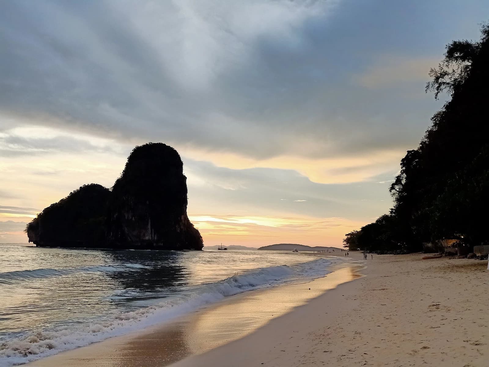 끄라비 프라낭 해변 앞 석회암 섬과 일몰 참고 사진